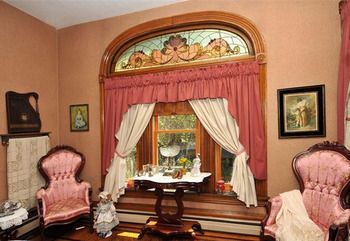 Bed and breakfast Victorian Loft 2*